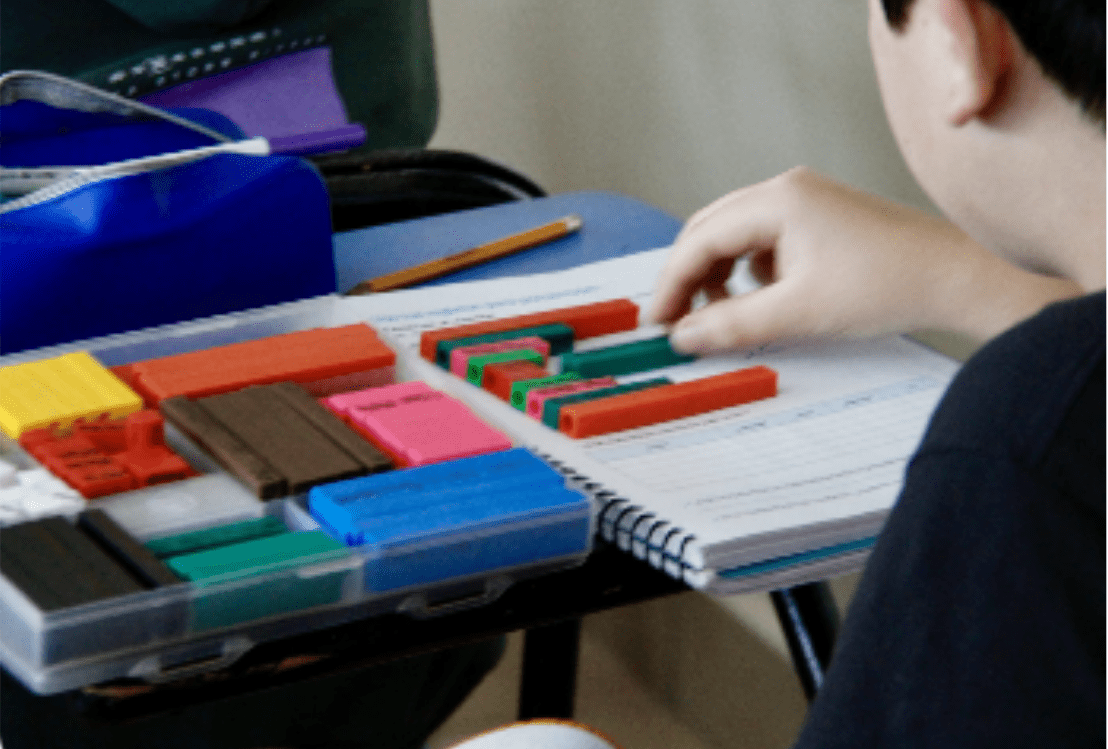Alumno trabaja con regletas de colores en una actividad de matemáticas
