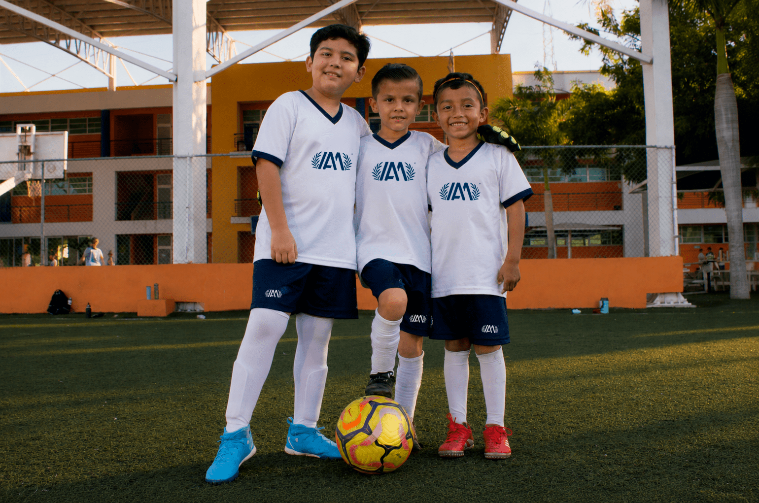 Alumnos del equipo de futbol After School del Instituto Anglo Moderno en la cancha