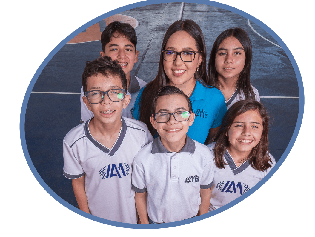 Alumnos del Instituto Anglo Moderno sonriendo junto a dos maestras